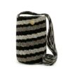 detalle de mochila arhuaca caracol en lana de oveja