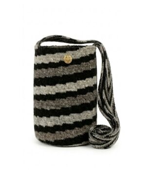 detalle de mochila arhuaca caracol en lana de oveja