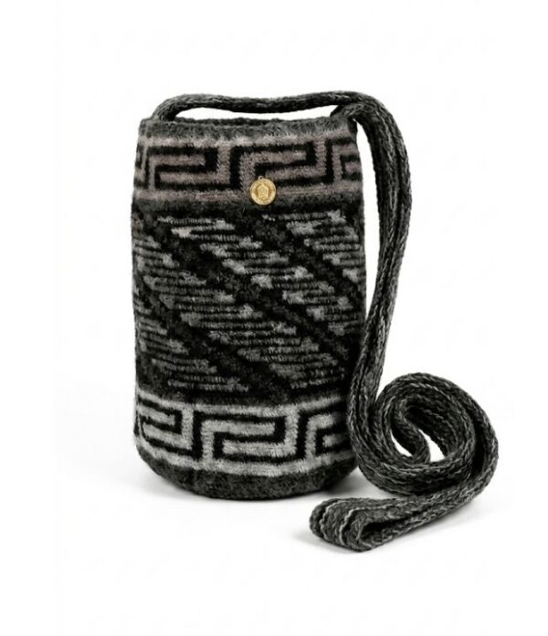 detalle de mochila arhuaca kutia en lana de oveja