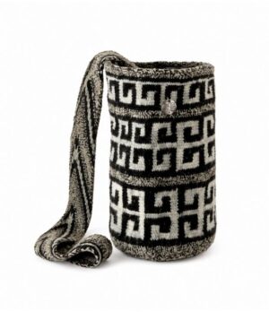 detalle de mochila arhuaca rios y montañas en lana de oveja