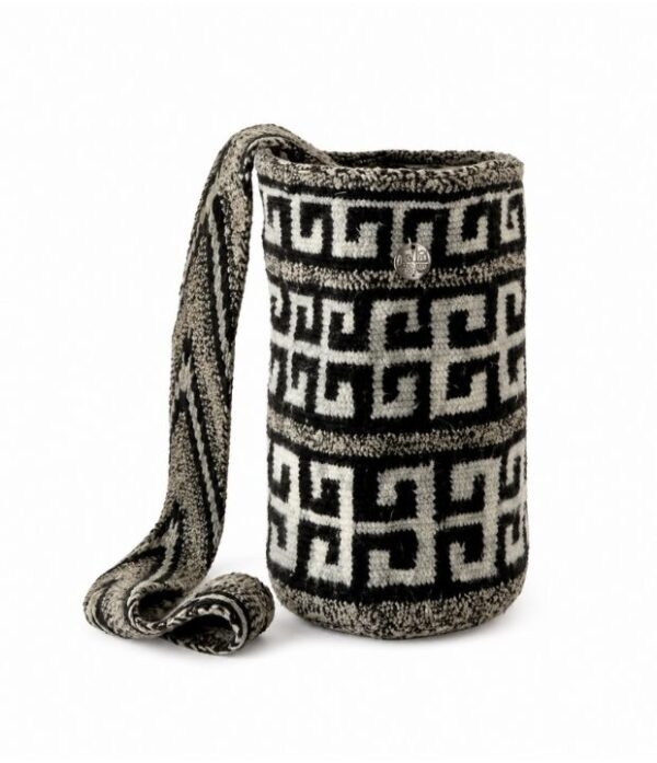 detalle de mochila arhuaca rios y montañas en lana de oveja